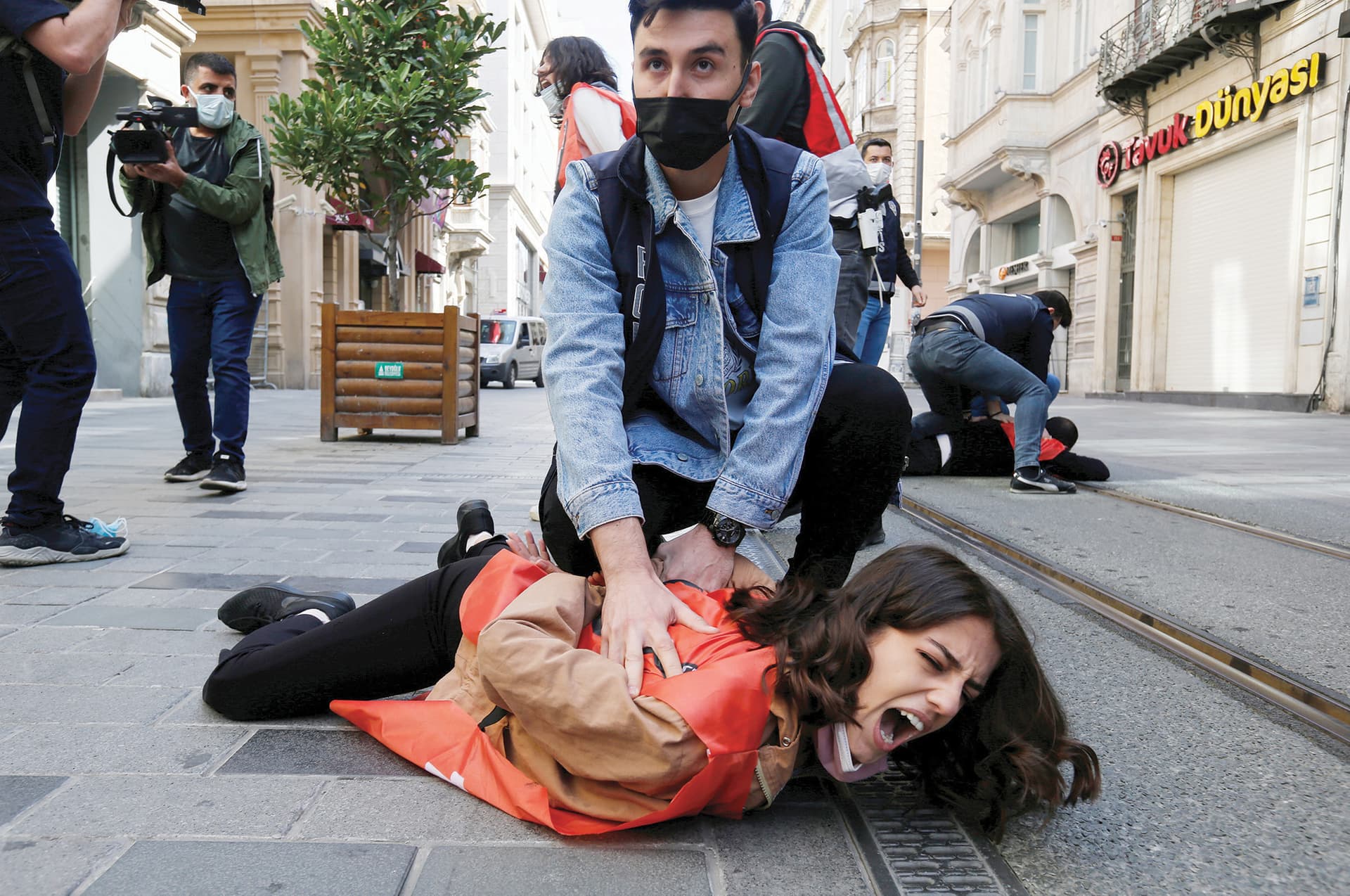 ضباط شرطة يرتدون ملابس مدنية يعتقلون متظاهرين في مدينة إسطنبول