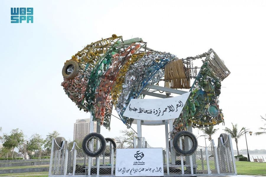 طالبات سعوديات يحولن مخلفات البحر إلى مجسمات جمالية في جدة