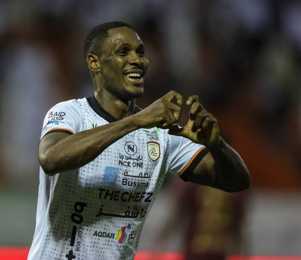 إيجالو يشير بيده بعلامة القلب لوالدته في المدرجات أمس الأول.

مركز الشباب الإعلامي