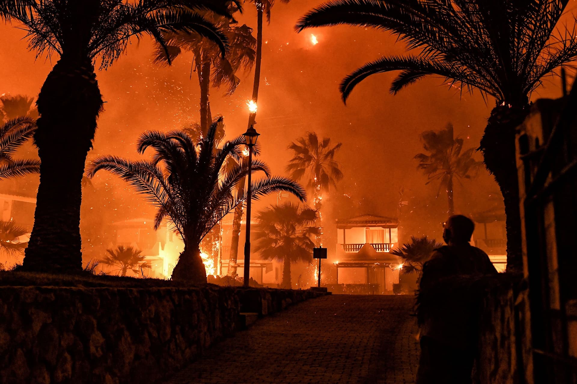 اشتعال النيران في المنازل إثر حرائق اجتاحت الغابات بالقرب من العاصمة اليونانية 