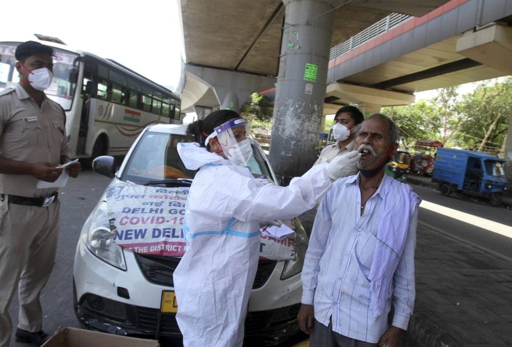 أخذ مسحة طبية من رجل في نيودلهي."أ.ب"