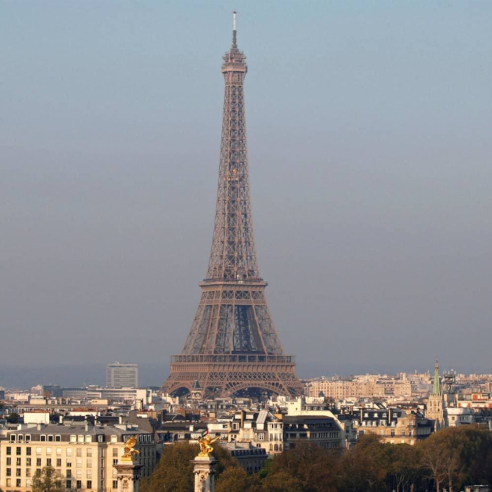  يتكون البرج من 18038 قطعة حديد و2.5 مليون مسمار ويزن 10 آلاف طن.