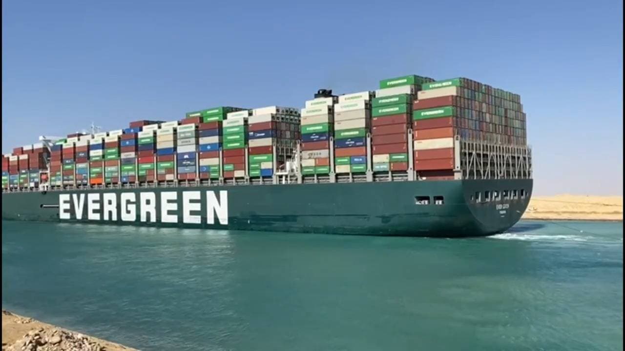 تعطل الملاحة أدّى إلى ازدحام مروري في القناة وتشكل طابور انتظار طويل زاد على 420 سفينة.