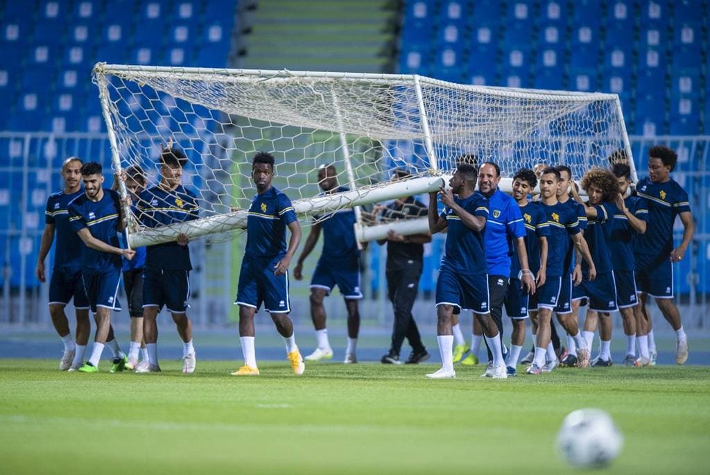 لاعبو التعاون يحملون المرمى للتدريب. مركز التعاون الاعلامي
