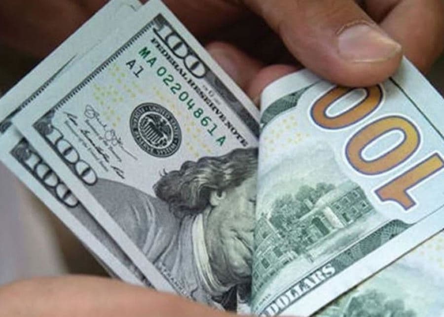 الدولار يتخلى عن مكاسب الأسبوع مع عكوف الأسواق على بيانات اقتصادية