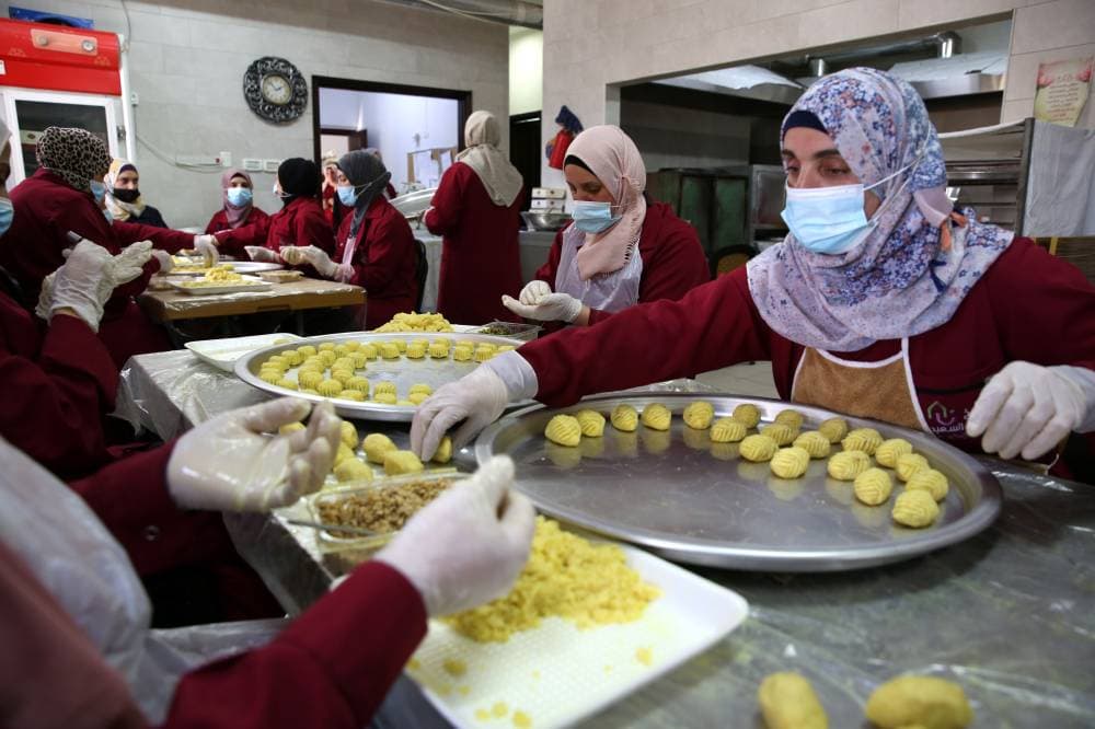فلسطينيات يصنعن كعك العيد في مدينة الخليل.    "إ. ب. أ"