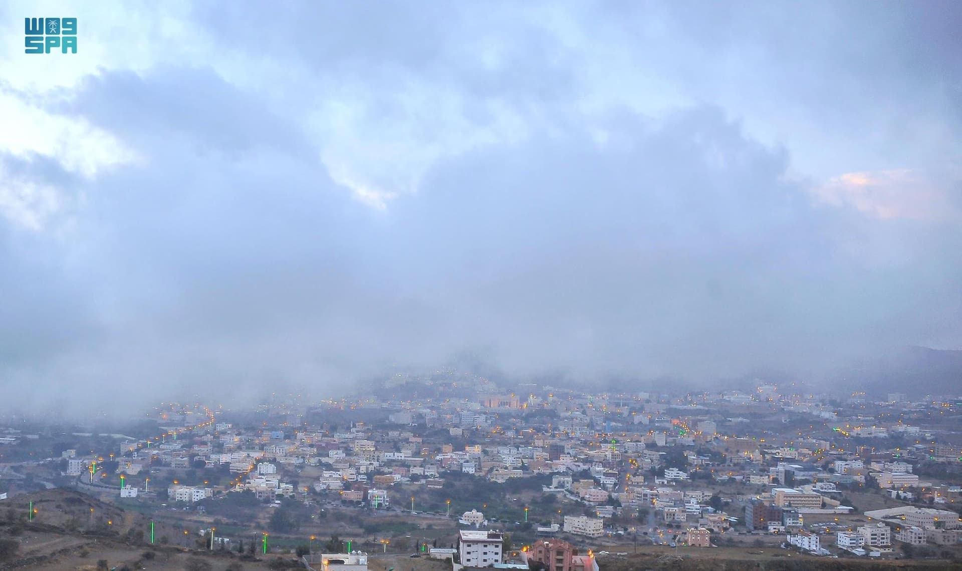  السحاب يعانق قمم الجبال في الباحة