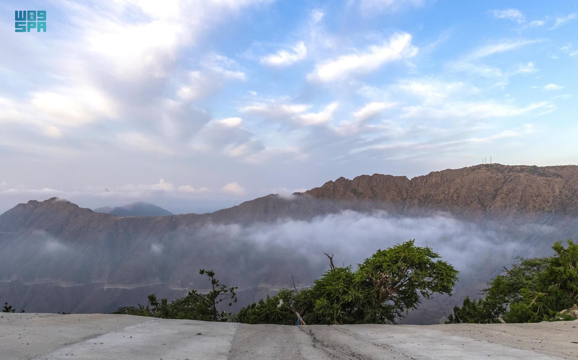  السحاب يعانق قمم الجبال في الباحة