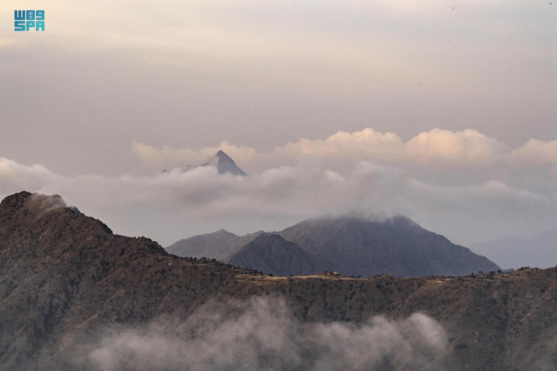  السحاب يعانق قمم الجبال في الباحة