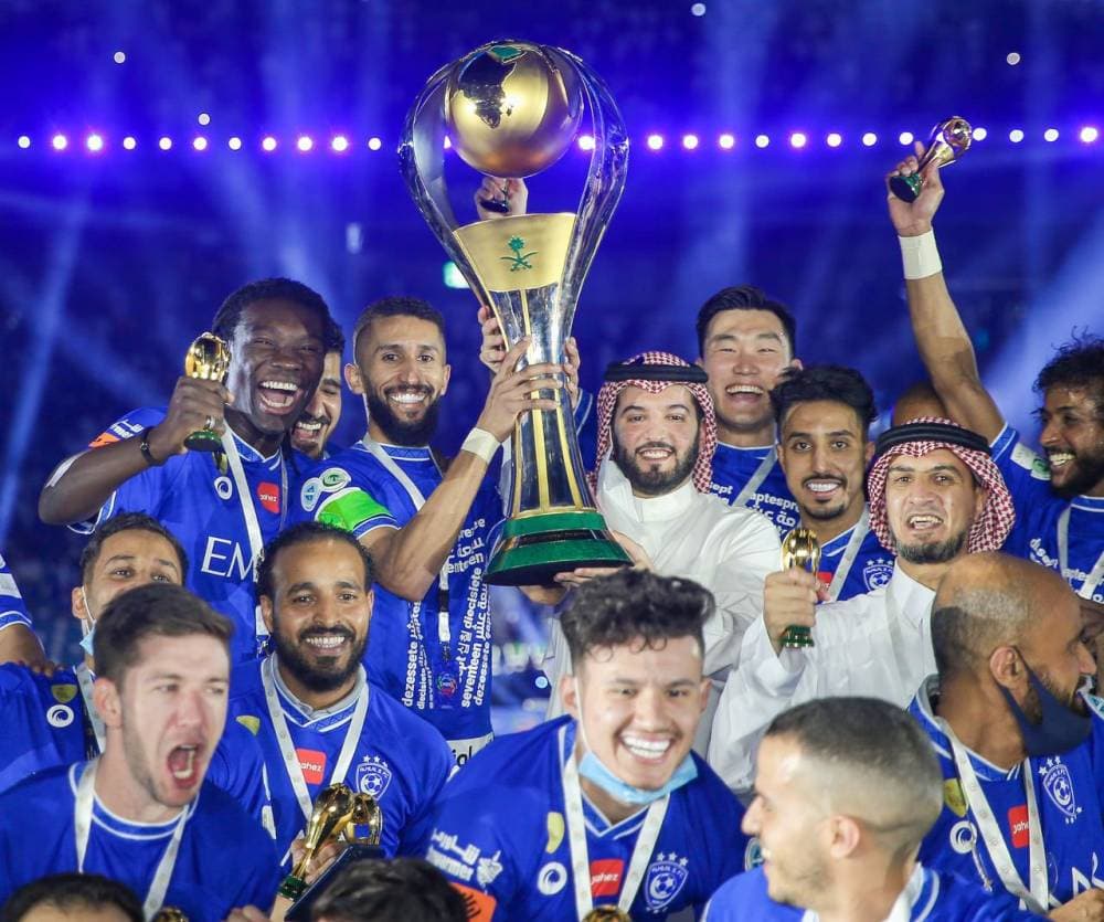 رئيس الهلال محتفلا مع الفرج بكأس دوري محمد بن سلمان.