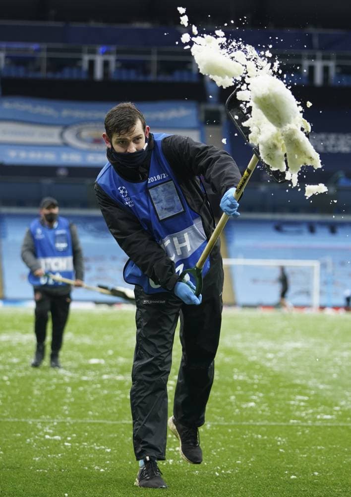 عاصفة برد غطت ملعب الاتحاد أمس، حيث يبدو عامل يزيل بعض البرد من خطوط الملعب قبل مباراة مانشستر سيتي وباريس سان جيرمان 2/0 في نصف نهائي دوري أبطال أوروبا. «أ . ب »