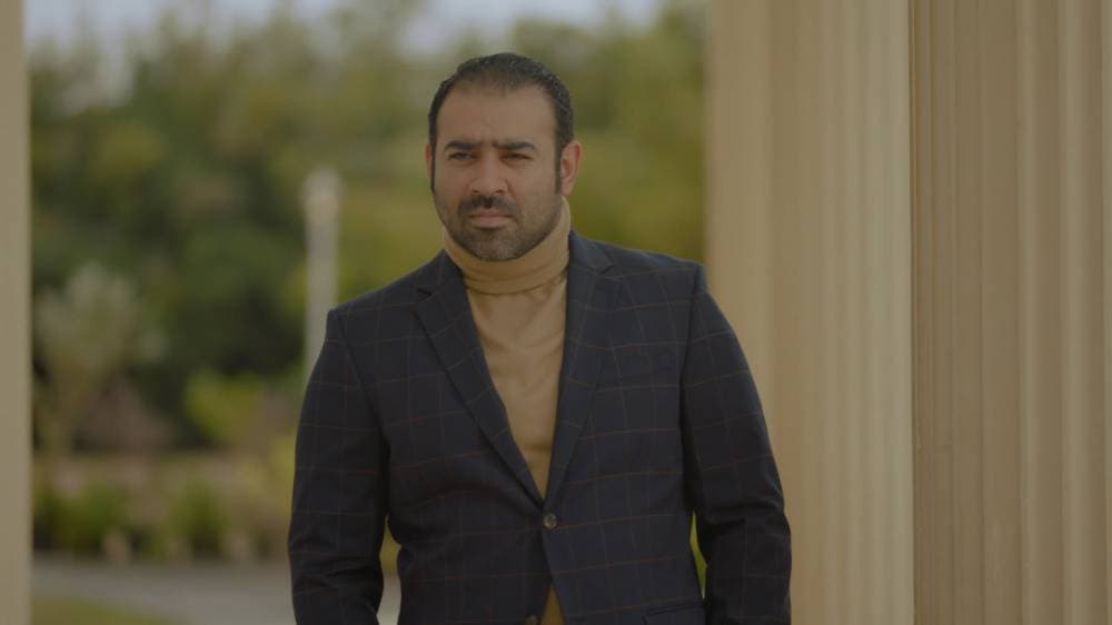 مشهد من العمل.
