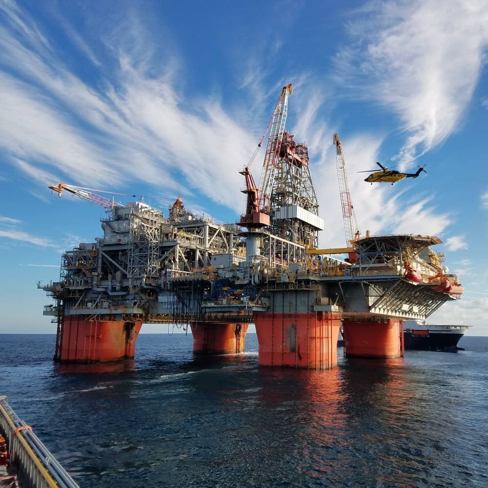 استئناف حركة السفر في أمريكا وتخفيف قيود الإغلاق في أوروبا تدفع أسواق النفط للتفاؤل.