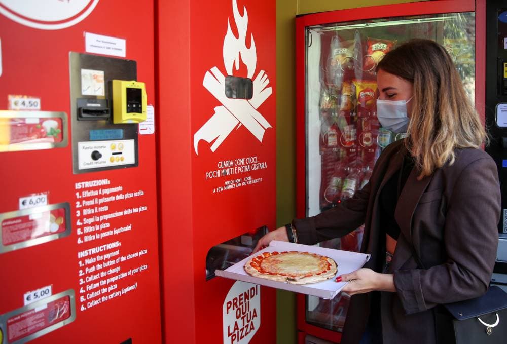 ماكينة لبيع البيتزا تختصر وقت الخبز والتقديم إلى 3 دقائق