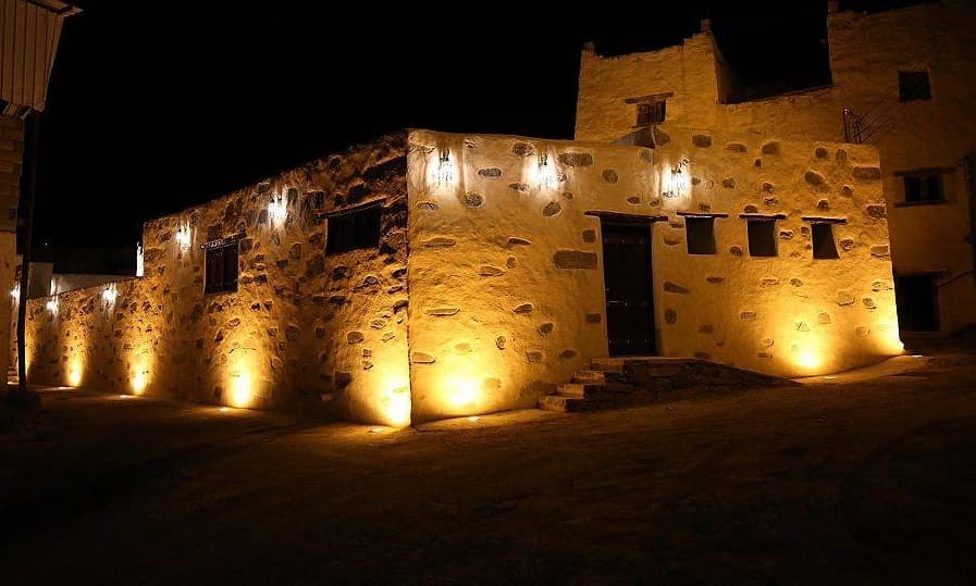 يتميز المسجد ببنائه على طراز السراة. "واس"