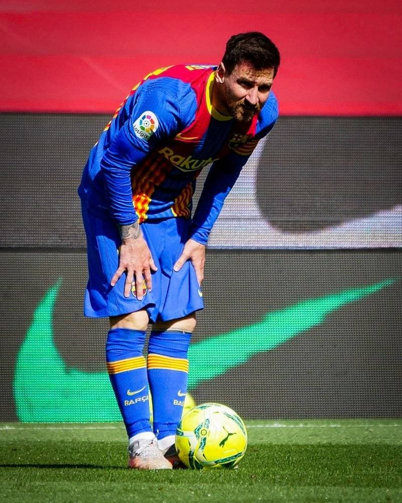 ميسي خلال مباراة اتلتيكو أمس.