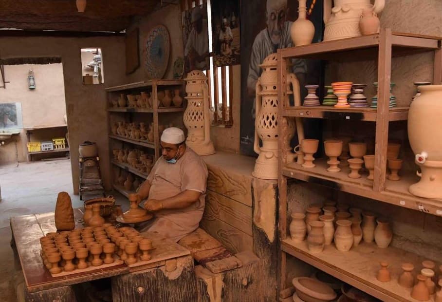 للأواني الفخارية أشكال مختلفة واستخدامات متعددة.