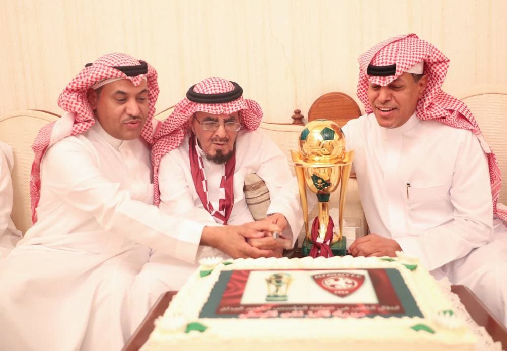 إبراهيم المدلج يتوسط فهد ووائل المدلج وهم يقصون "كيكية" الاحتفال.

مركز الفيصلي الإعلامي