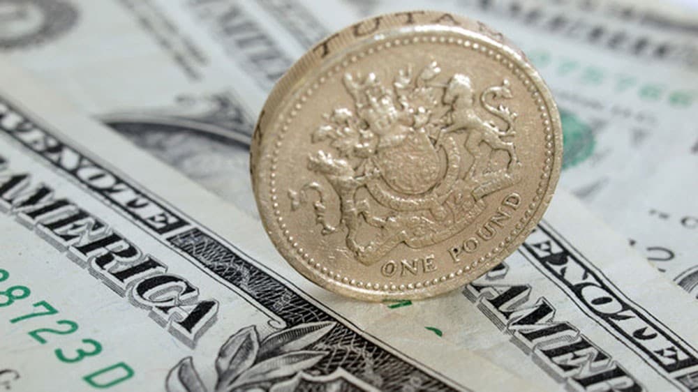 الدولار يهبط والإسترليني أعلى مستوى في 3 أعوام خلال التعاملات الآسيوية