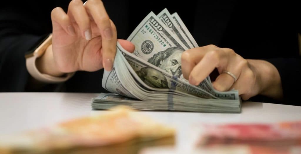 الدولار قرب أدنى مستوى في 5 أشهر والحذر يسود السوق 