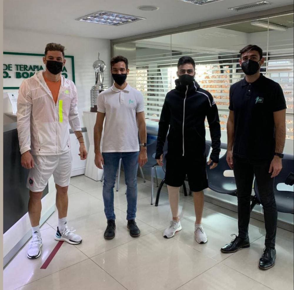 بيتي أمس مع الفريق الطبي والمشرف على برنامجه التأهيلي.