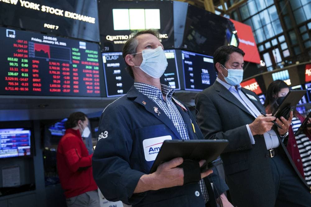 الأسهم الأمريكية قرب ذروة قياسية وسط تركيز على اجتماع المركزي 