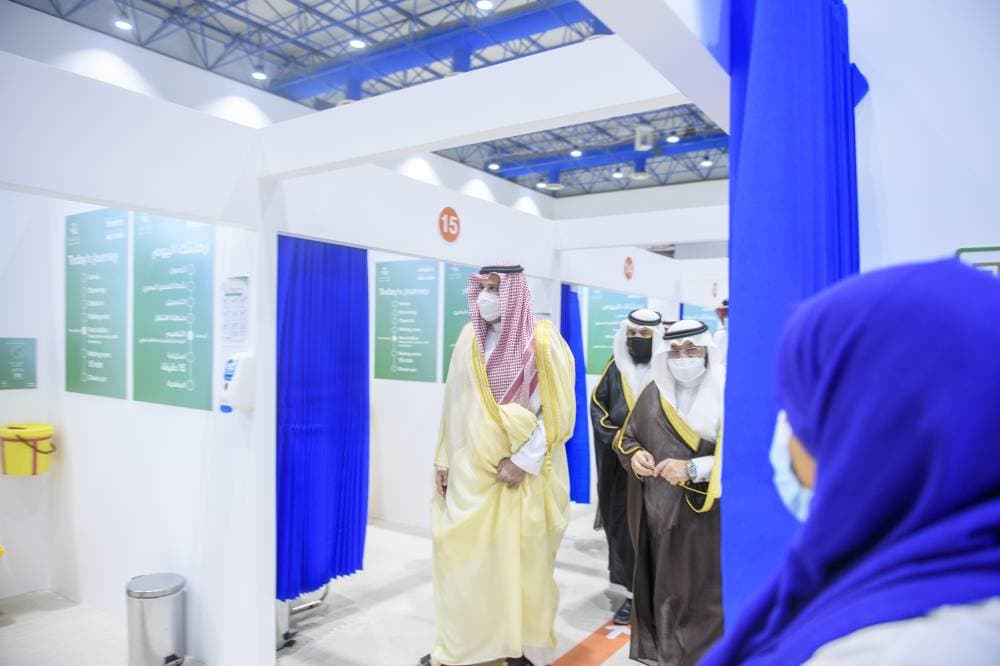 الأمير فيصل بن سلمان خلال تدشين المركز.
