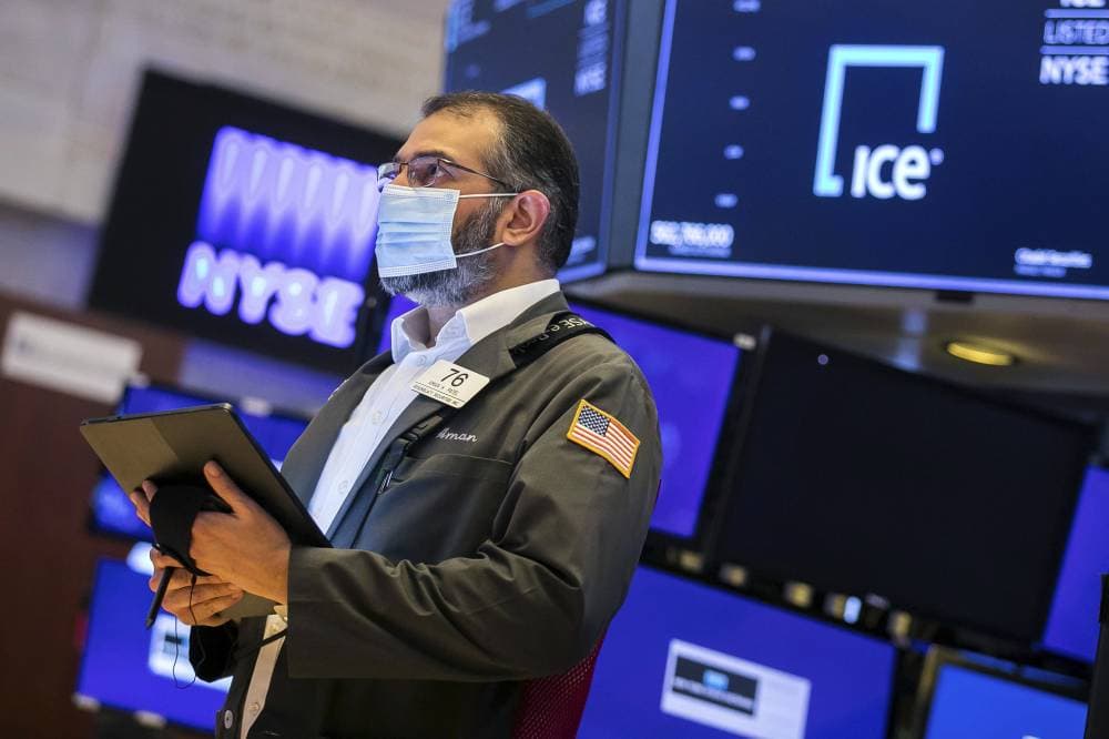 يترقب المستثمرون تصريحات مسؤولي المركزي الأمريكي حول مستقبل السياسة النقدية الفترة المقبلة خاصة مع ارتفاع التضخم.  "أ.ب"