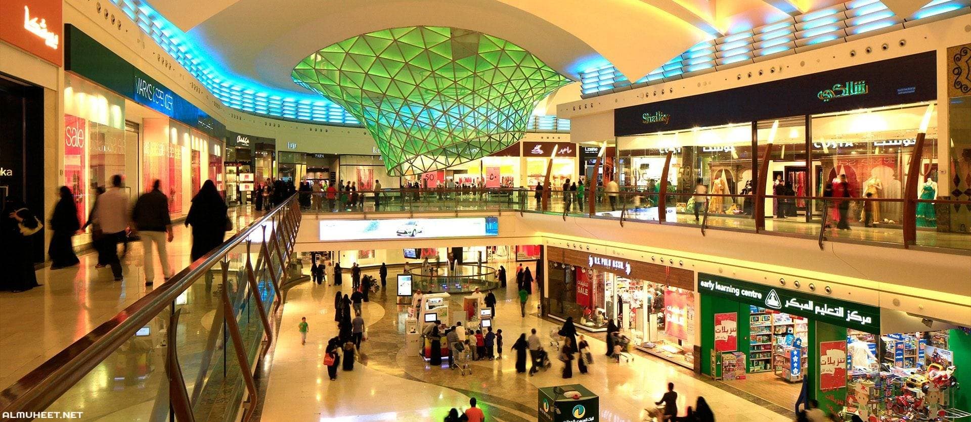 تشكل المطاعم والفنادق 6.5 في المائة من أوزان الأقسام والملابس والأحذية 6.2 في المائة.