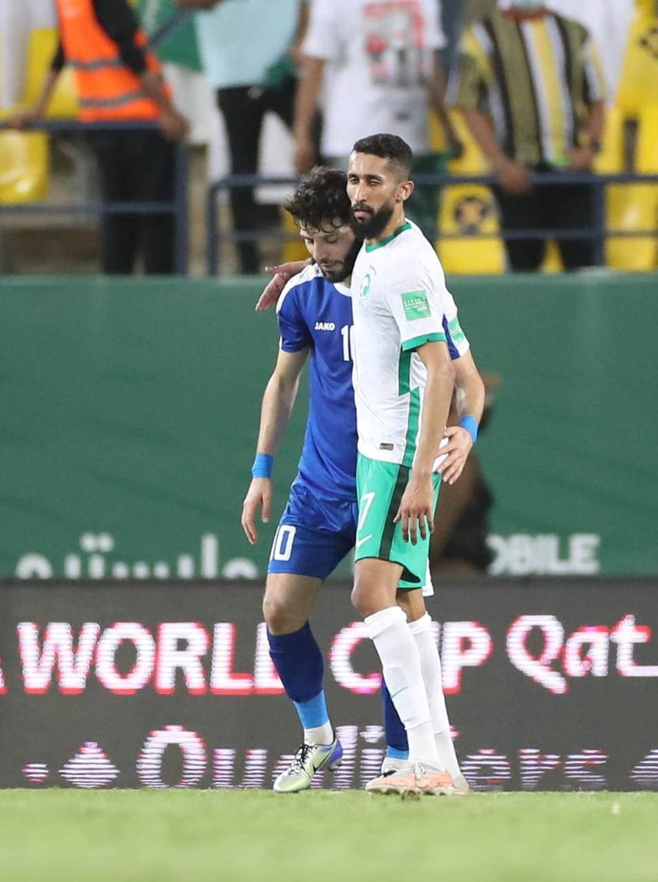 سلمان الفرج يواسي ماشاريبوف بعد نهاية المباراة. تصوير: سعد العنزي ـ "الاقتصادية"