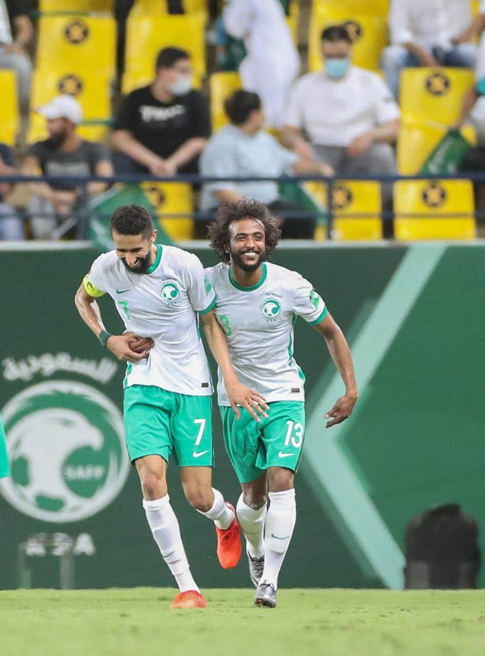 الشهراني يحتفل مع الفرج بعد هدفه. تصوير: سعد العنزي - "الاقتصادية"