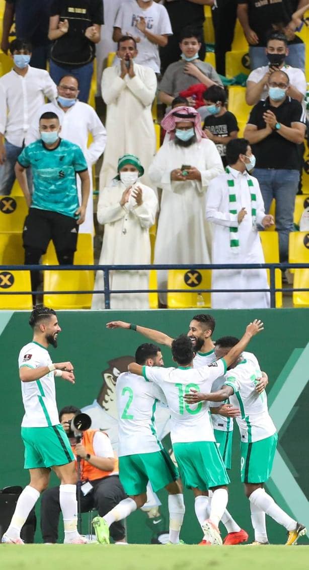 فرحة لاعبي الأخضر مع الفرج بالهدف الأول. تصوير: سعد العنزي - "الاقتصادية"