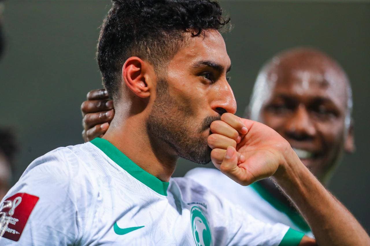 الحسن محتفلا بهدف الأخضر الثالث.