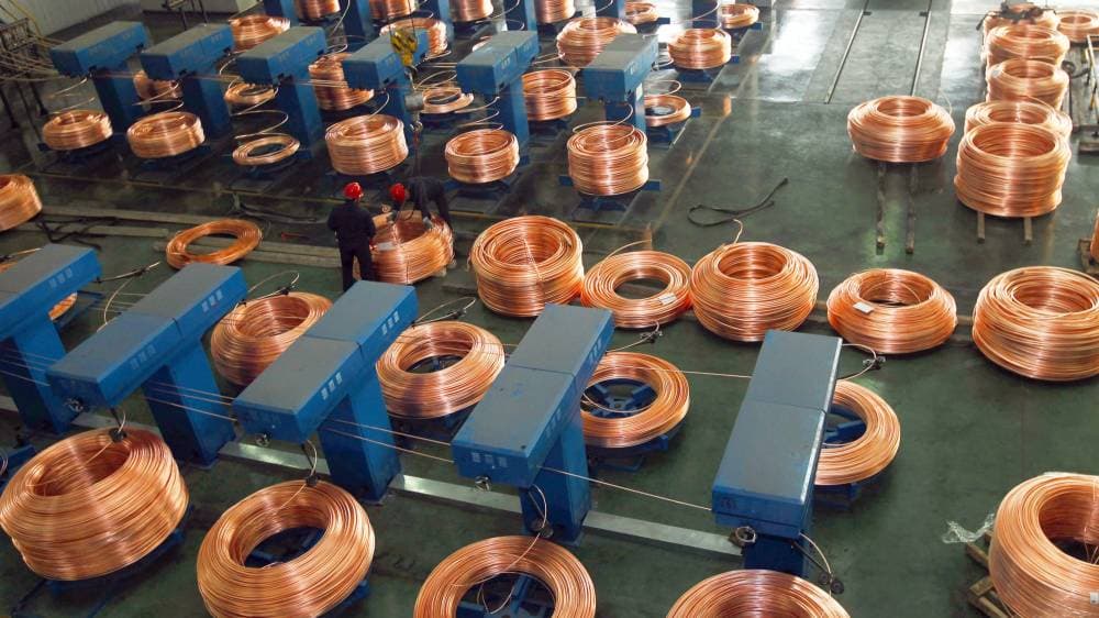 يستخدم النحاس في صناعتي الكهرباء والتشييد.