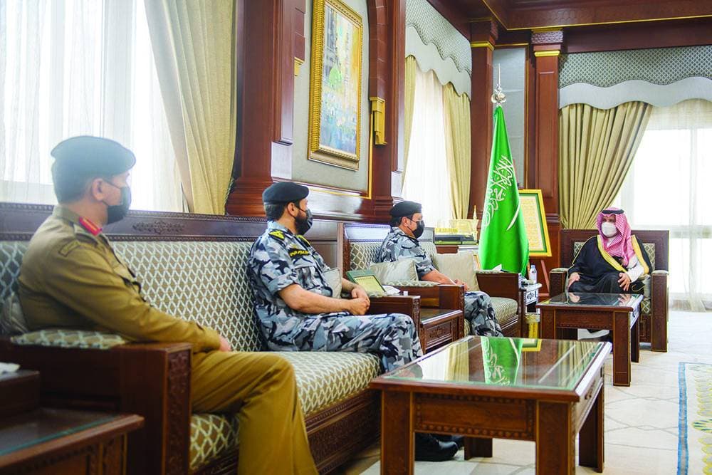 


الأمير فيصل بن سلمان خلال استقباله قائد القوات الخاصة لأمن الحج والعمرة.