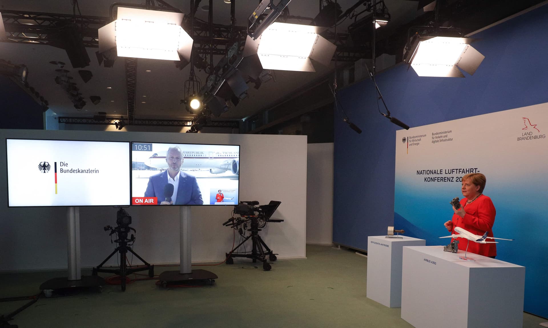 ميركل تدعو إلى الإسراع في الاعتماد على الطاقة المتجددة في النقل الجوي