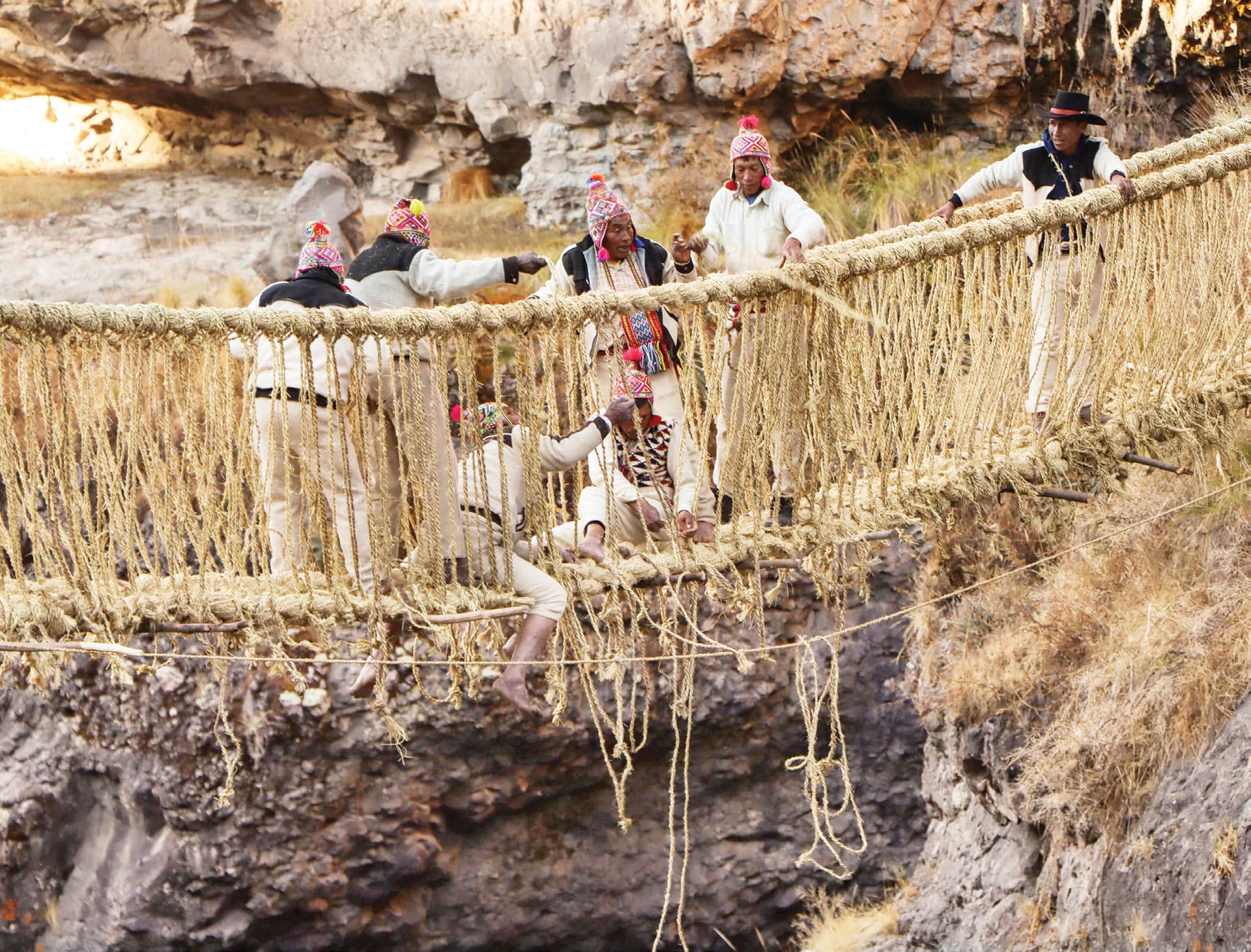 فلاحون يرممون جسرا معلقا من الحبال عمره أكثر من 500 عام في البيرو