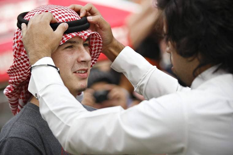 الرئيس اليمني يوجه باتخاذ الخطوات اللازمة للحد من تراجع أسعار العملة الوطنية لبلاده