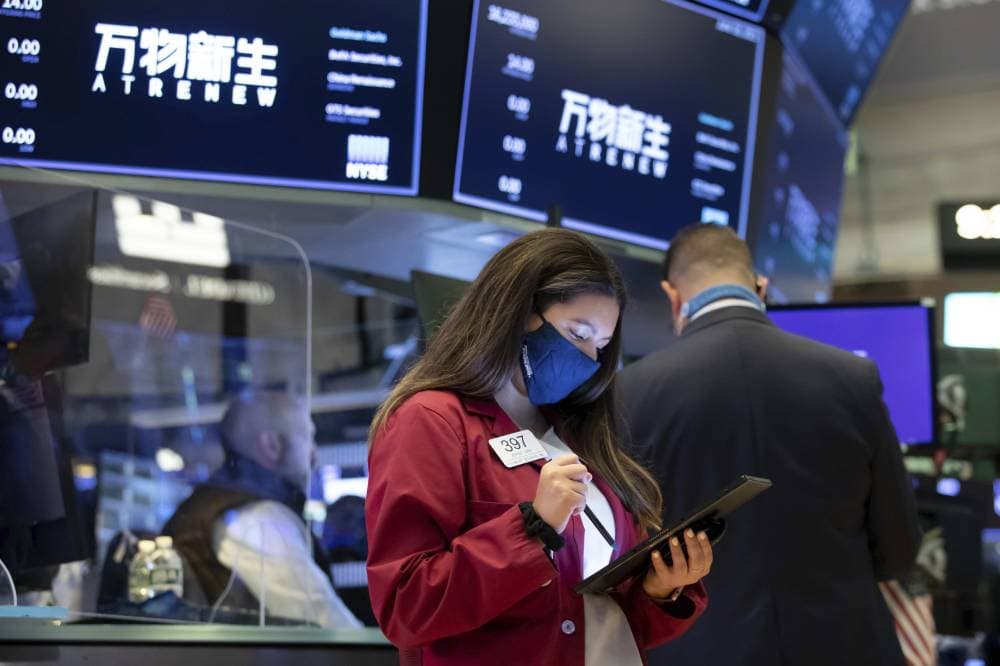 ارتفعت الأسهم الأمريكية عند الافتتاح أمس نعوضة بعض خسائر الأسبوع الماضي.   "أ.ب"