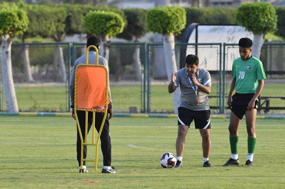 صالح المحمدي مدرب المنتخب السعودي (تحت 20 عاما)، يوجه اللاعبين خلال تدريب أمس قبل أن يجري مناورة مصغرة خمسة ضد خمسة استعدادا للقاء اليمن غدا ضمن الجولة الثانية من منافسات كأس العرب.