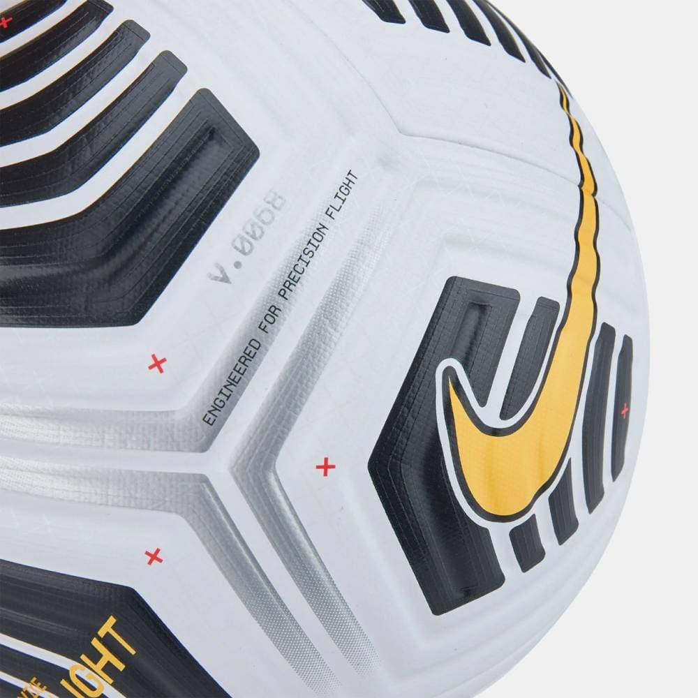 النفط يرتفع 1% لآمال بتمديد تخفيضات معروض "أوبك" وهبوط الدولار