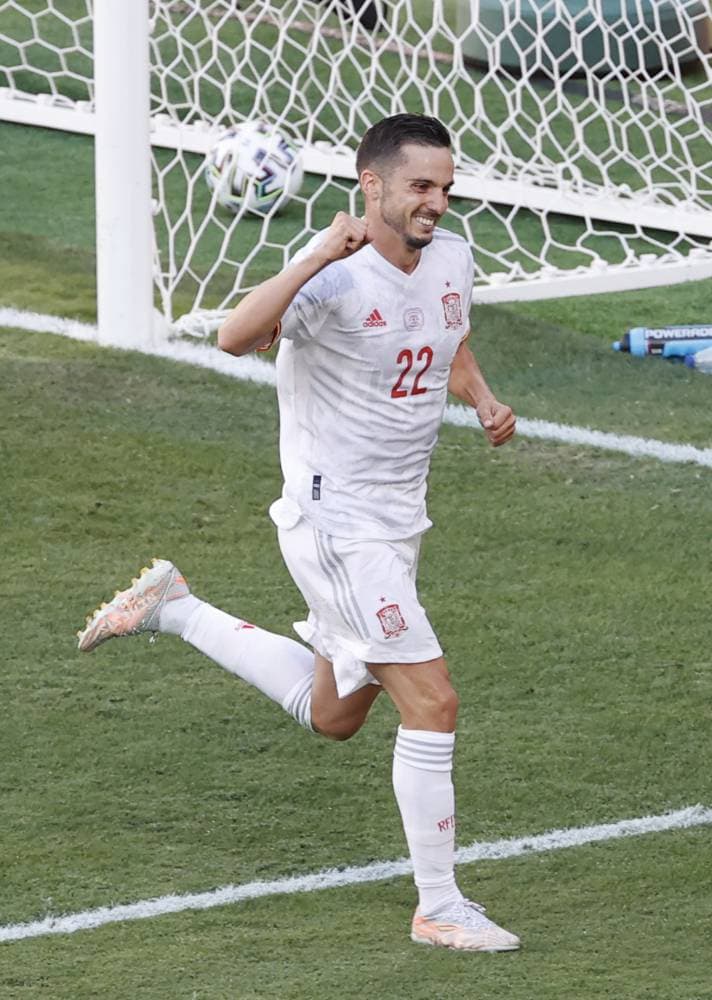 بابلو سارابيا يحتفل بالهدف الثالث في سلوفاكيا. أ.ب