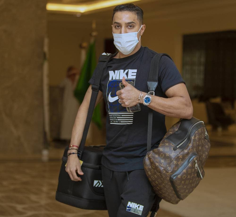 سالم الدوسري لحظة وصوله معسكر الأخضر أمس.