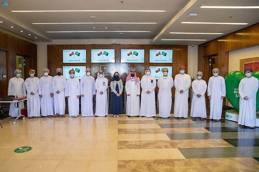 جانب من زيارة الوفد العماني إلى المملكة.