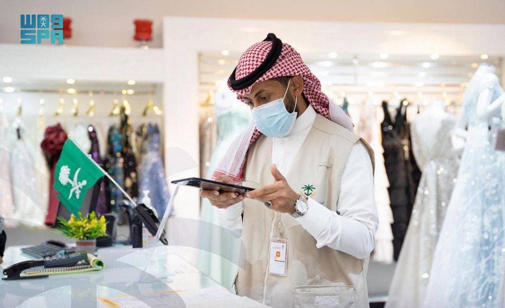 تمثلت المخالفات المضبوطة بين تحصيل ضريبة أقل من المستحق وعدم وجود عنوان المنشأة وعدم إصدار فواتير ضريبية. "واس"