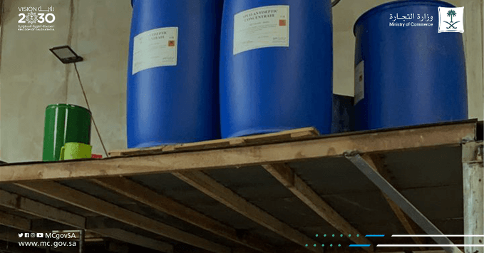 الإطاحة بأكبر وكر للغش تديره عمالة مخالفة تُصنّع المنظفات بمستودع جنوب الرياض