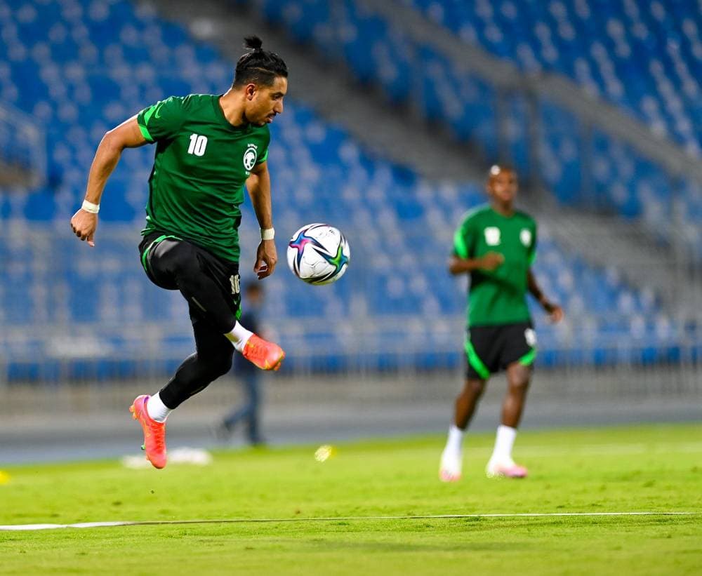 الدوسري خلال تدريب الأخضر أمس.