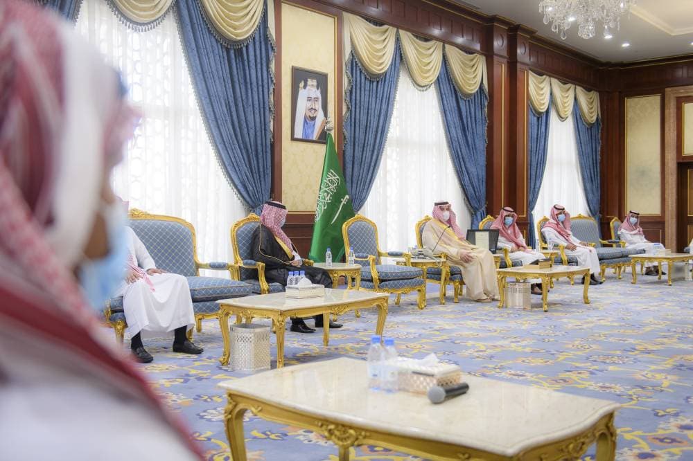 الأمير فيصل بن سلمان أثناء لقائه بأفراد الفرق الميدانية في مكافحة المخدرات أمس. 