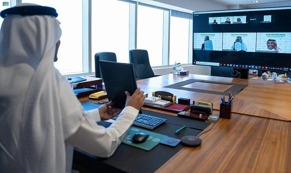 جانب من توقيع مذكرة التفاهم بحضور بندر بن إبراهيم الخريف وزير الصناعة والثروة المعدنية رئيس لجنة البرنامج.