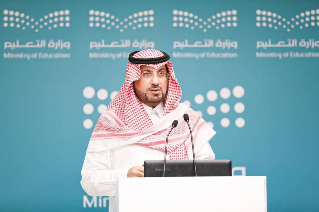 د. محمد المقبل خلال حديثه في ورشة عمل لاستعراض مشروع تطوير المناهج والخطط الدراسية.